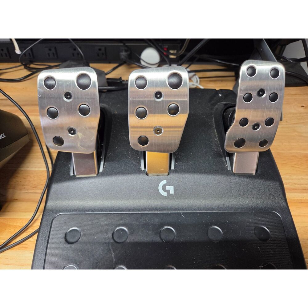 Logitech G923 Racing Wheel & Pedals for PC and Xbox - Picture 4 of 4